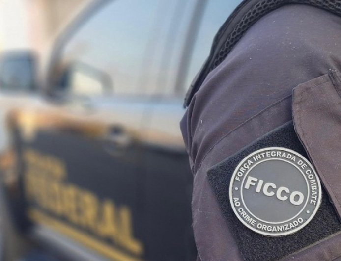 Bomba no Amazonas: três PMs são presos em esquema de pirataria e 1 tonelada de droga é apreendida