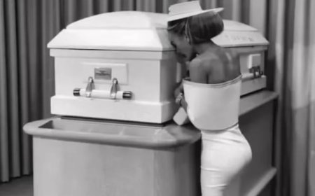 Influencer é criticada por fotos sorridentes ao lado do caixão da filha