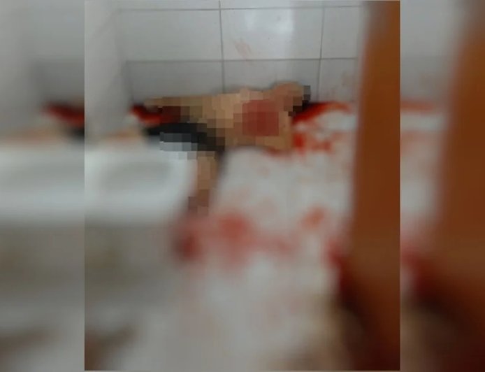 Lamaçal de sangue: mulher mata colega de trabalho em banheiro