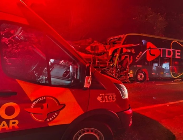 Noite de terror na BR-153: colisão entre carreta e ônibus deixa 18 feridos