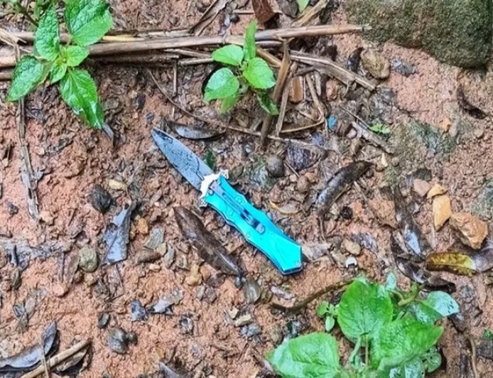 Criança de 8 anos assiste mãe ser retalhada por canivete após negar beijo a vizinho