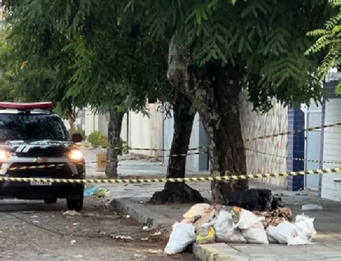 Assassinos escolhem porta de escola para incinerar corpo de mulher dentro de mala