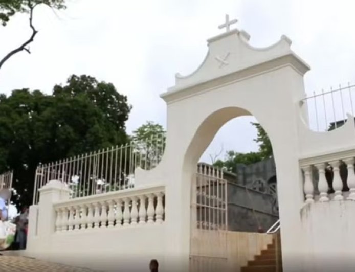 Mortos são expulsos de túmulos para dar lugar a vivos e ossadas terminam no lixo