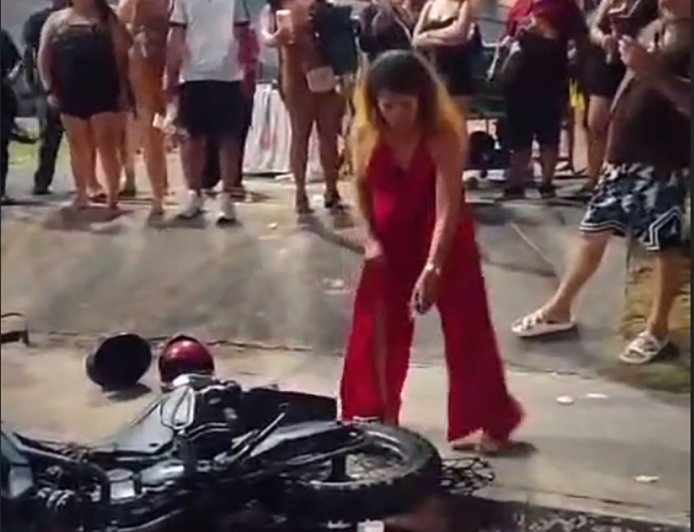 Mulher destrói moto após suposta traição durante show de Pablo. VEJA VÍDEO:
