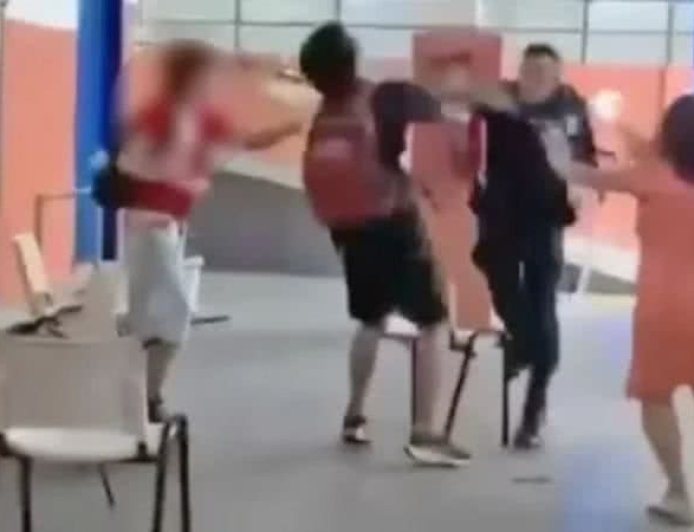 Policial dá tapas e socos em estudantes durante ato contra professor acusado de assédio em escola; veja vídeo