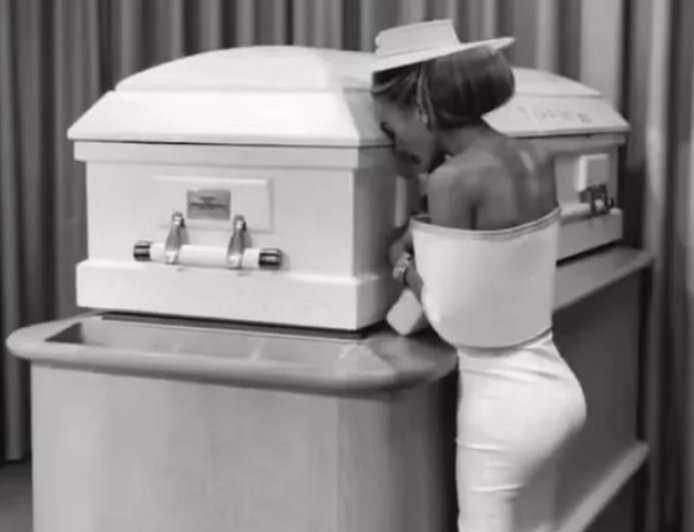 Influencer é criticada por fotos sorridentes ao lado do caixão da filha