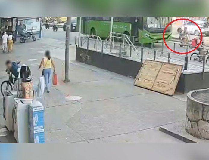 Mãe e criança são esmagadas em acidente com ônibus