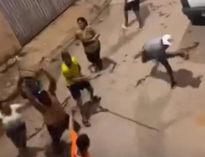Briga por ciúmes termina em terror: homem é espancado por grupo com pau, faca e até churrasqueira no meio da rua