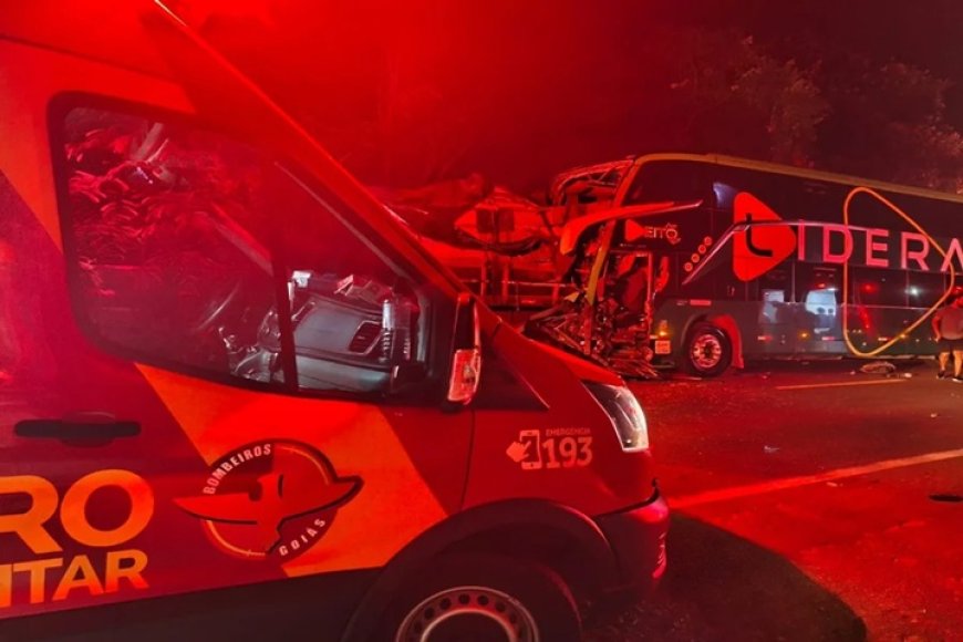 Noite de terror na BR-153: colisão entre carreta e ônibus deixa 18 feridos