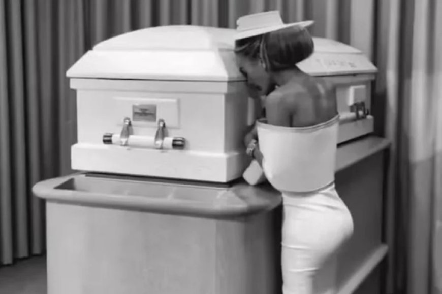 Influencer é criticada por fotos sorridentes ao lado do caixão da filha