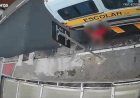 Idosa de 72 anos é morta após ser prensada por van escolar dando ré