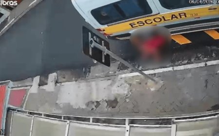 Idosa de 72 anos é morta após ser prensada por van escolar dando ré