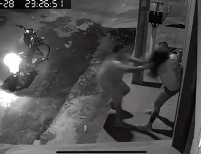 Cenas de terror: agressor puxa mulher pelos cabelos e arrasta com filho no colo