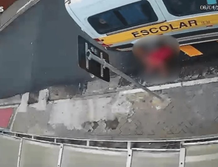 Idosa de 72 anos é morta após ser prensada por van escolar dando ré