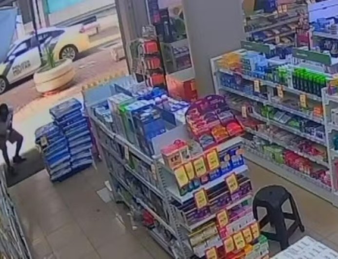 Azar de principiante: Homem tenta furtar farmácia "de fininho" e dá de cara com a PM na saída