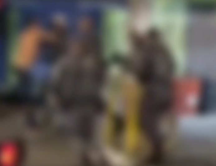 Vídeo: PMs agridem homem com chutes na cabeça após baile funk em SP