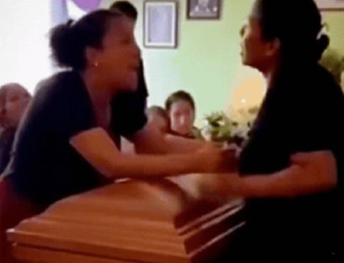 Luto vira luta: Velório termina em pancadaria após mulheres descobrirem que viviam relação com o mesmo homem