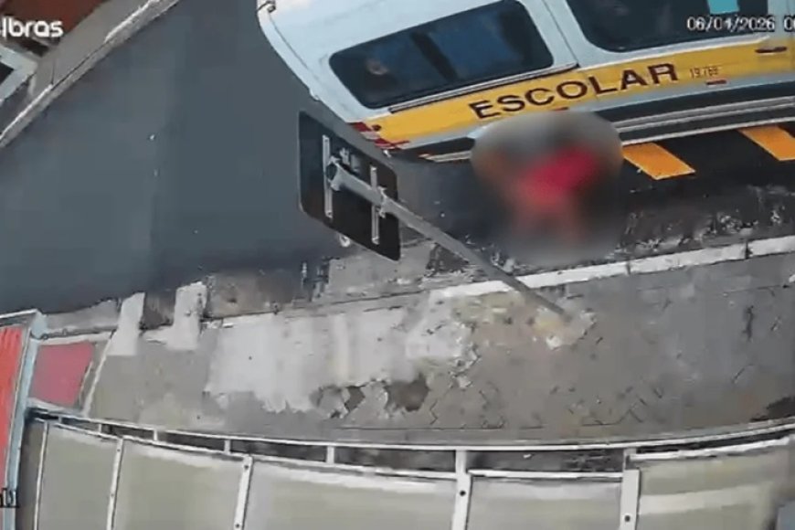 Idosa de 72 anos é morta após ser prensada por van escolar dando ré