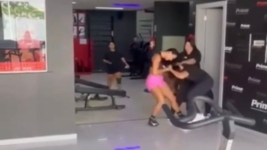 BARRACO! Influenciadora famosa invade academia, agride mulher e expõe traição do marido em desabafo explosivo; veja vídeo
