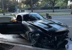 Carro de luxo é encontrado abandonado e com som ligado após acidente