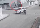 Motociclista é arremessado após bater em carro em cruzamento