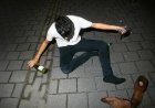 Bêbado mostra órgão genital para mulheres e ataca policiais