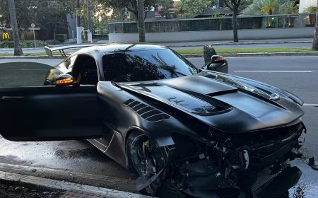 Carro de luxo é encontrado abandonado e com som ligado após acidente