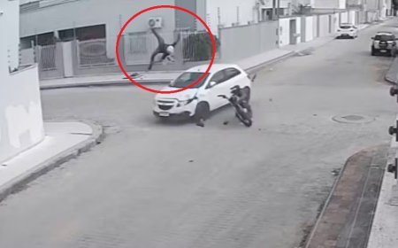 Motociclista é arremessado após bater em carro em cruzamento