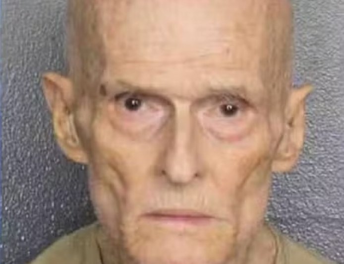 Homem de 79 anos é preso após circular apenas de calcinha fio-dental em condomínio