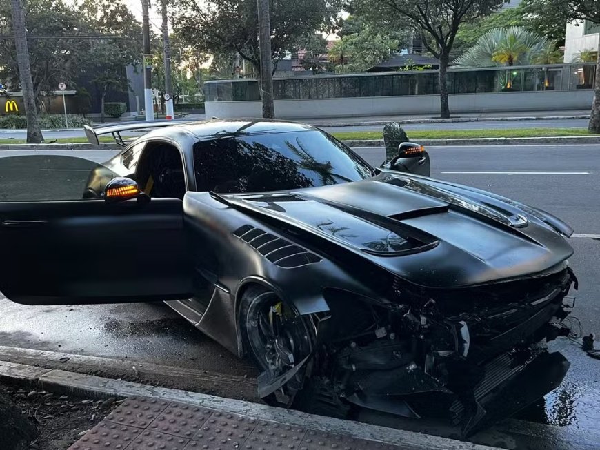 Carro de luxo é encontrado abandonado e com som ligado após acidente