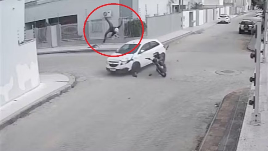 Motociclista é arremessado após bater em carro em cruzamento