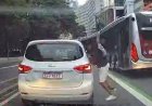 Vídeo mostra ladrão furtando celular de dentro de carro parado em avenida movimentada de São Paulo