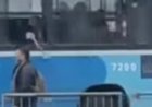 VÍDEO: Em surto, homem quebra vidros de ônibus em movimento com martelo e assusta passageiros