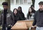 Estudantes sepultam esqueleto usado em aulas após descobrirem que era de um humano