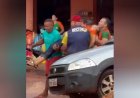 Pedestre é resgatada por moradores após cair em bueiro durante temporal