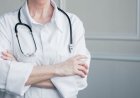 Médica é afastada após chamar agente de saúde de “evangélica do demônio” em vídeo