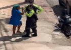Vídeo: agente de trânsito e motociclista saem no tapa durante fiscalização e cena viraliza