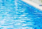 Filha de vereador morre após ter cabelo sugado por bomba de piscina