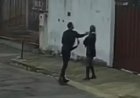 Vídeo mostra ex-companheiro espancando mulher na porta de casa após não aceitar separação