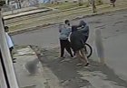 Jovem morre ao ser esfaqueado no meio da rua diante de crianças