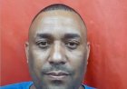 Homem é procurado após matar companheira na frentes das filhas