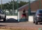 Homens são flagrados trocando chutes e socos em frente a UPA