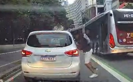 Vídeo mostra ladrão furtando celular de dentro de carro parado em avenida movimentada de São Paulo