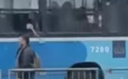 VÍDEO: Em surto, homem quebra vidros de ônibus em movimento com martelo e assusta passageiros