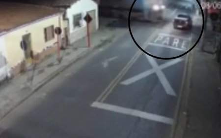 Motorista ignora “pare”, é atingido por trem e fica preso às ferragens