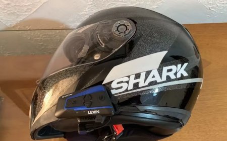 Mulher furta capacete de vizinho para não se atrasar para o trabalho e acaba presa