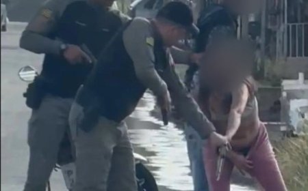 Mulher é flagrada com pistola escondida nas partes íntimas durante abordagem policial
