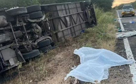 Ônibus de delegação de basquete capota e deixa 7 mortos e dezenas de feridos