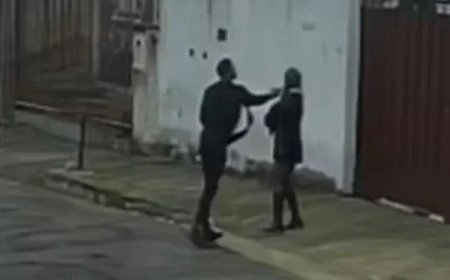 Vídeo mostra ex-companheiro espancando mulher na porta de casa após não aceitar separação