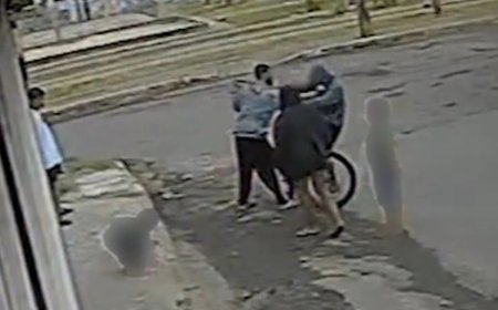 Jovem morre ao ser esfaqueado no meio da rua diante de crianças